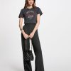 t-shirt-a-inscription-gris-fonce-femme